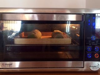 抹茶麻薯夹心软欧包,放入预热好的烤箱中层，上下火180度15分钟。（面包表面上色后可盖锡纸，防止颜色烤深）