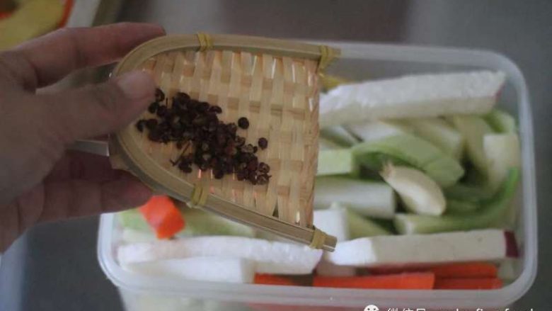 川菜经典 脆爽泡菜,撒上适量的花椒。也可以再加点冰糖。