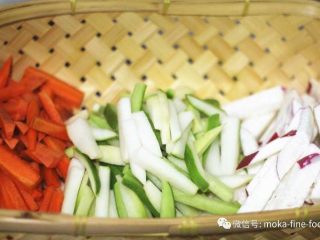川菜经典 脆爽泡菜,切成大小一致的条状，继续控水半天。
