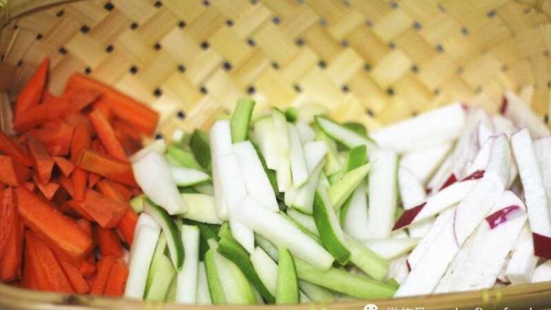 川菜经典 脆爽泡菜,切成大小一致的条状，继续控水半天。