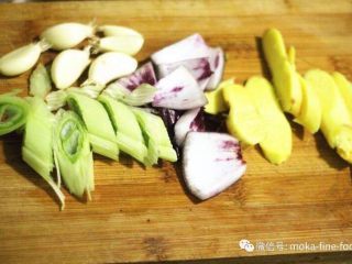 川菜经典 脆爽泡菜,葱姜蒜洋葱分别切大块。