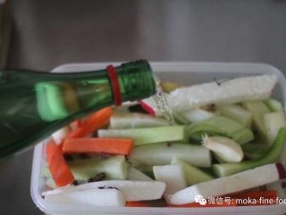 川菜经典 脆爽泡菜,在浇上一到两勺白酒。