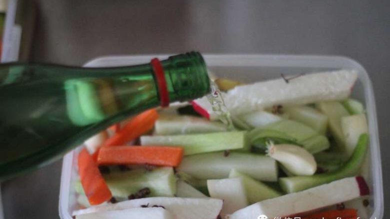 川菜经典 脆爽泡菜,在浇上一到两勺白酒。