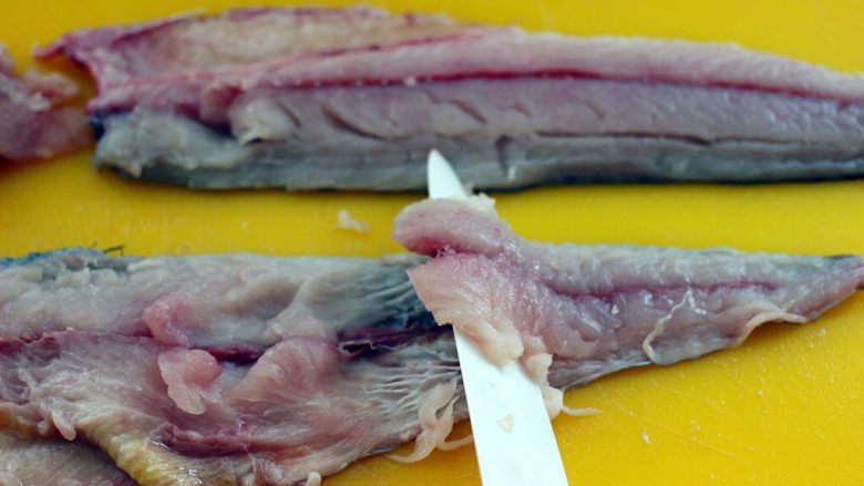 最爱包子+烟台大馅鲅鱼包子,片下来的鱼肉用刀从鱼肉的中间开始片掉鱼肉、因为鲅鱼的鱼皮特别硬、不能和馅