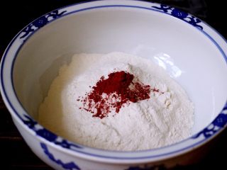 最爱包子+烟台大馅鲅鱼包子,面粉里加入红曲粉搅匀