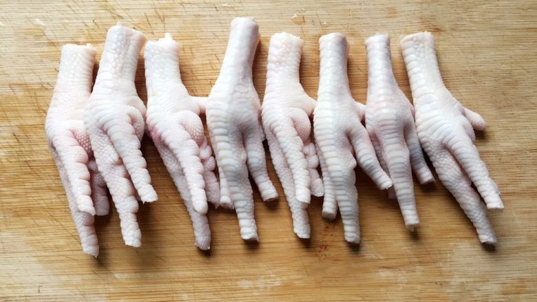 卤鸡爪,将鸡爪洗净，用厨房专用小剪刀剪去指甲。