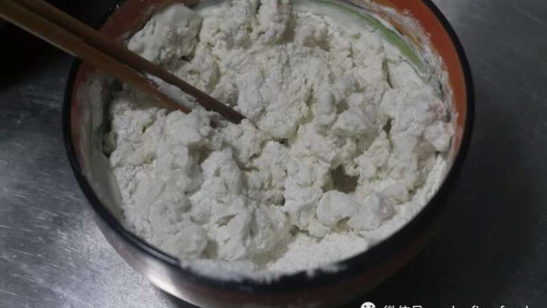 老北京小吃之“驴打滚”,加一次水用筷子搅拌一次，搅拌到三分之二的糯米面成碎团，停止加水。