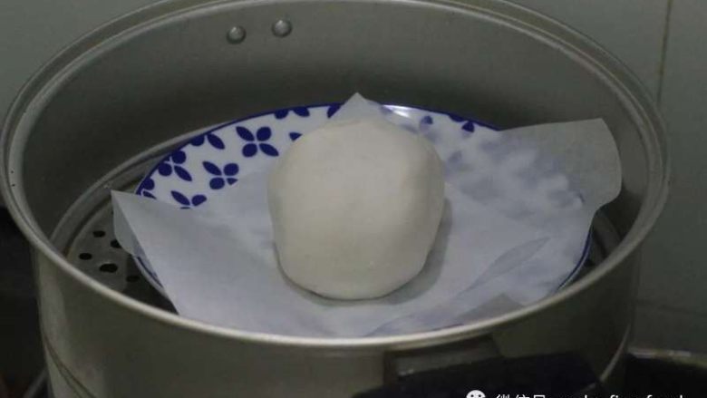老北京小吃之“驴打滚”,蒸锅大火做开水，盘子里放一张油纸，防止糯米面团粘盘子上，中火蒸15～20分钟。