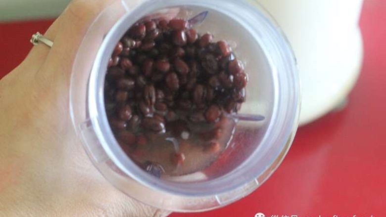 老北京小吃之“驴打滚”,然后把蒸软的红豆放到料理机，加水打成红豆泥。