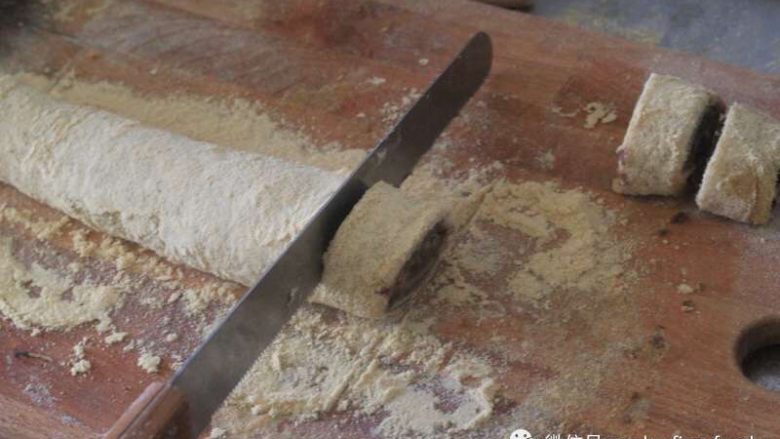 老北京小吃之“驴打滚”,切的时候用齿刀切造型好看，我用的是面包刀。