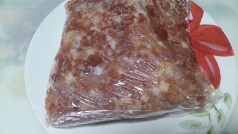 #面包还是包子#+猪肉酸菜包子,从冰箱取出的肉鲜解冻中