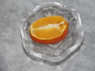 金枪鱼通心粉沙拉,半个橙子