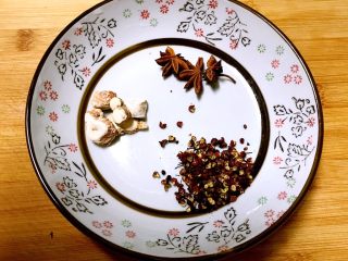 红烧猪尾,大料，山奈和花椒粒