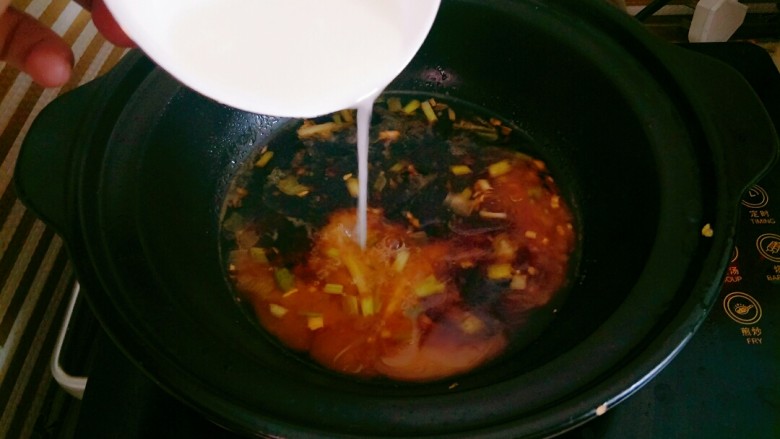 焦溜丸子,调适量水淀粉，加入汤汁中煮至浓稠