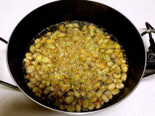 香酥蚕豆,锅内加入适量玉米油烧5分热后加入蚕豆，小火炸制