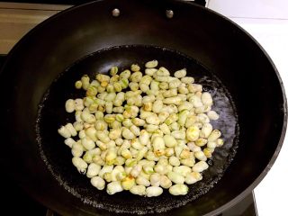 香酥蚕豆,水开后放入蚕豆，加入精盐，焯水5分钟