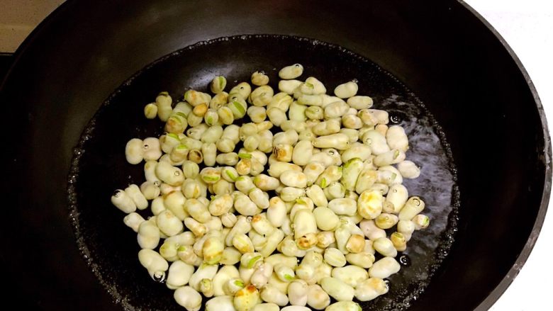 香酥蚕豆,水开后放入蚕豆，加入精盐，焯水5分钟