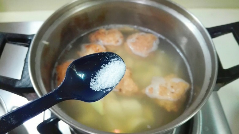 天冷继续喝汤~白胡椒山药肉圆汤,放少许盐调味