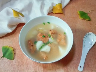 天冷继续喝汤~白胡椒山药肉圆汤,这是一碗清补，荤补又度暖的白胡椒滚刀山药肉圆汤😋