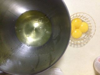 新手也可以卷不裂的蛋糕卷,蛋清和蛋黄分开
