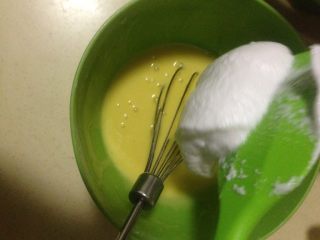 新手也可以卷不裂的蛋糕卷,取一部分打发好的蛋清加到蛋黄糊中 