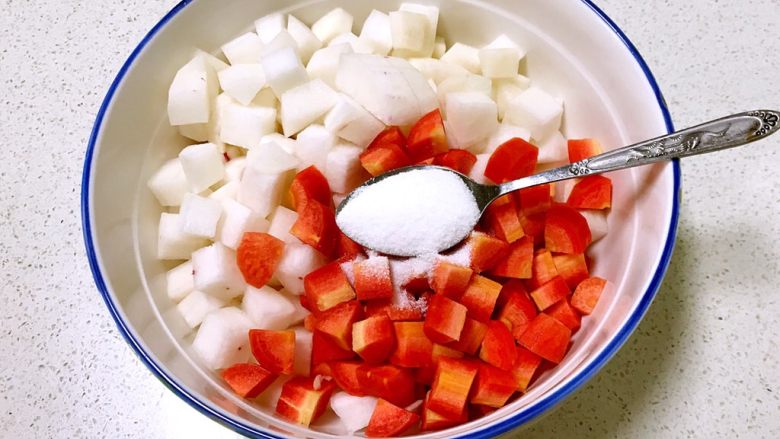 什锦萝卜,把水萝卜块和胡箩卜块放入大碗中，加入精盐
