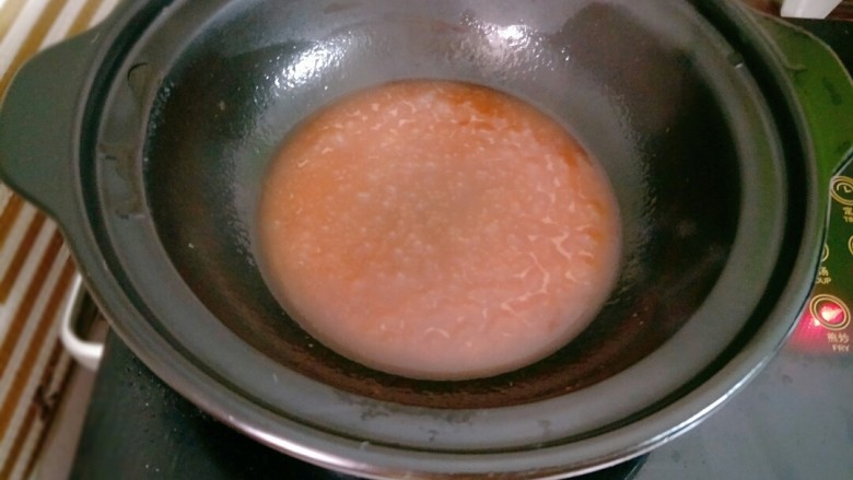 茄汁小鲳鱼,锅里少许底油烧热，倒入茄汁煮开