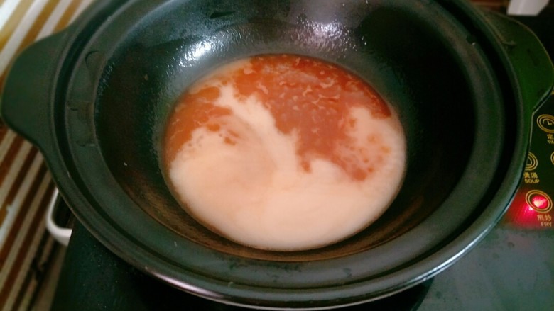 茄汁小鲳鱼,倒入水淀粉煮至浓稠，冒密集的小气泡关火