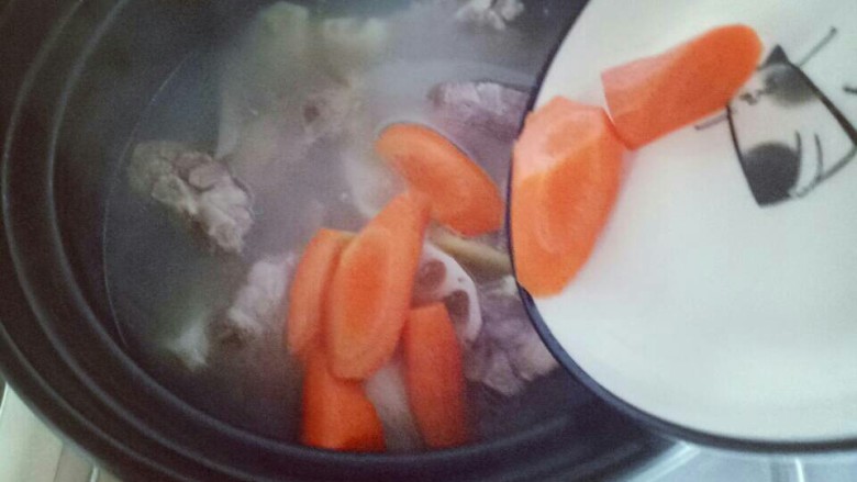 #感恩节食谱#排骨莲藕胡萝卜汤,再加入切好的胡萝卜。