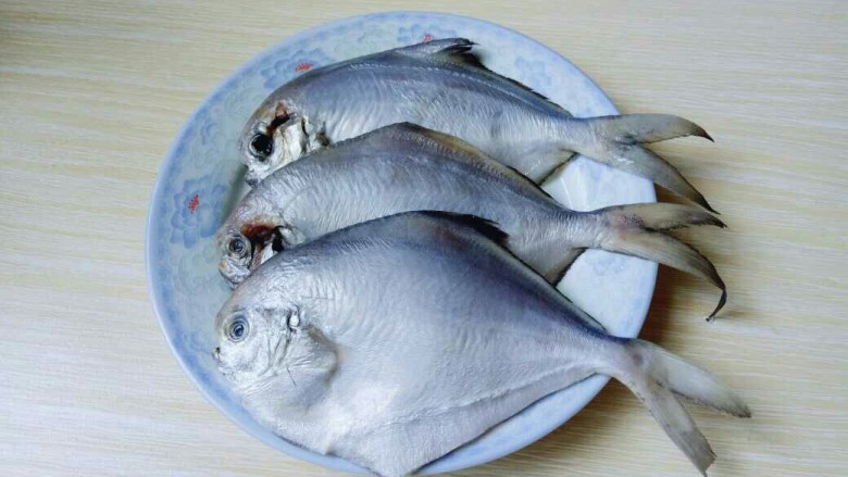#感恩节食谱#清蒸鲳鱼,依次做完，并将鲳鱼洗干净。
