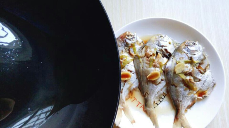#感恩节食谱#清蒸鲳鱼,把炒香的花椒取出，将热油淋在鲳鱼身上即可享受美味。