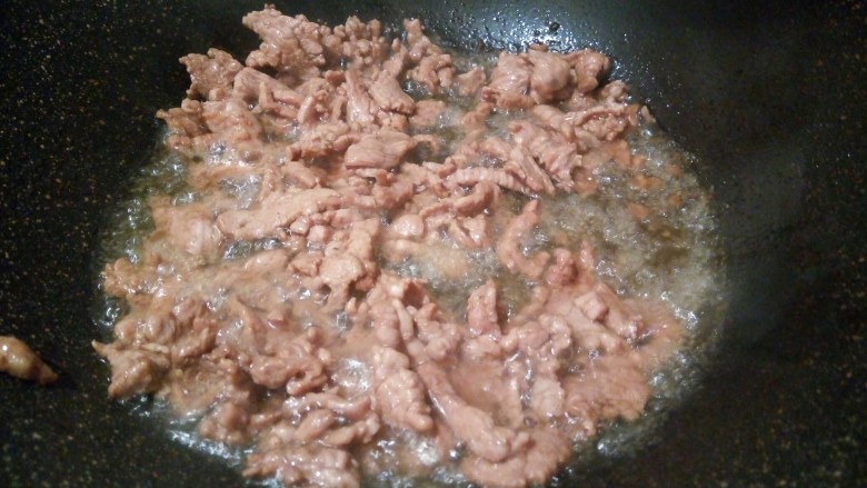 一碗面条+豆芽肉丝面,锅里放油，放生姜，蒜泥炒香，下肉丝翻炒变色