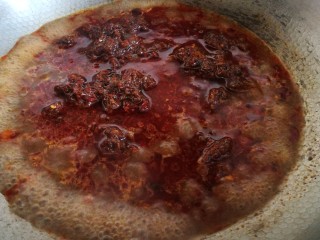 家宴菜谱～鸡鸭鱼肉之水煮鱼片,将水煮调料倒入锅中 加适量清水煮开