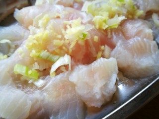 家宴菜谱～鸡鸭鱼肉之水煮鱼片,放入葱姜末