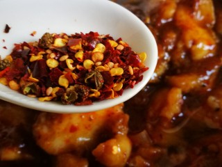 家宴菜谱～鸡鸭鱼肉之水煮鱼片,在鱼片表面撒上辣椒花椒碎
