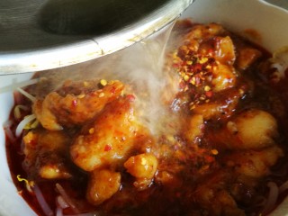 家宴菜谱～鸡鸭鱼肉之水煮鱼片,锅中倒油烧热 快速浇在鱼片上 爆出麻辣椒香的味道
