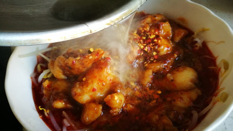 家宴菜谱～鸡鸭鱼肉之水煮鱼片,锅中倒油烧热 快速浇在鱼片上 爆出麻辣椒香的味道