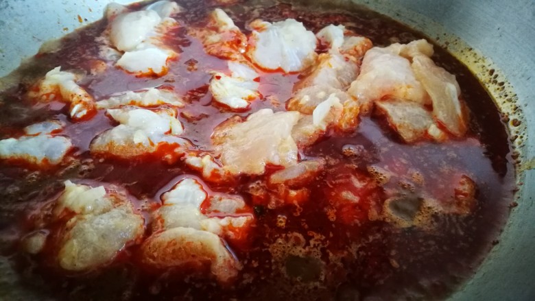家宴菜谱～鸡鸭鱼肉之水煮鱼片,将腌好的鱼片倒入锅中 