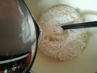萝卜丝饼,一边倒开水，一边用筷子搅拌。