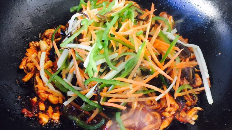 #懒人料理# 鱼香鸡丝炒饭,放入蔬菜丝，翻炒均匀。