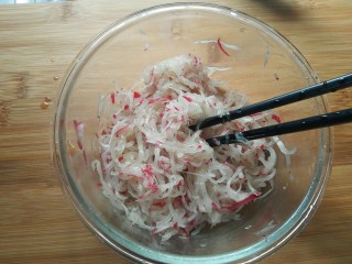 萝卜丝饼,用筷子搅拌均匀（料不要加入太杂，这样可以保持萝卜本来的味道）。