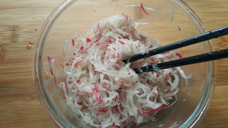 萝卜丝饼,用筷子搅拌均匀（料不要加入太杂，这样可以保持萝卜本来的味道）。