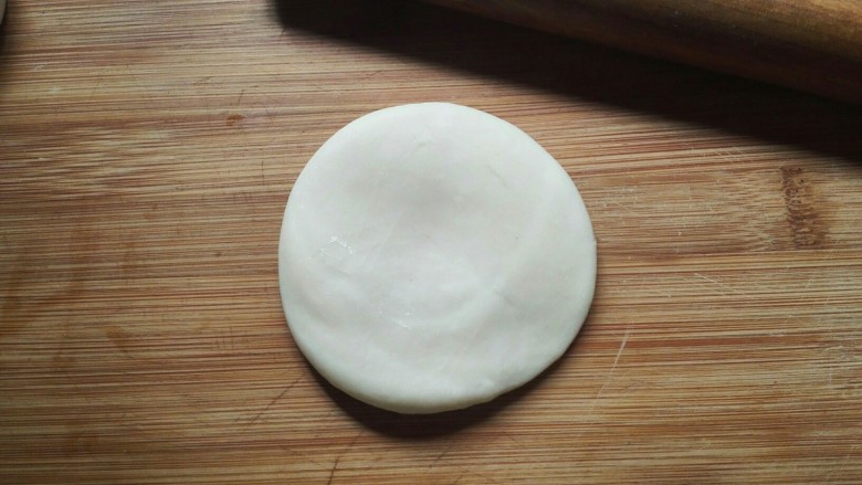 萝卜丝饼,取适量大小面团压扁。