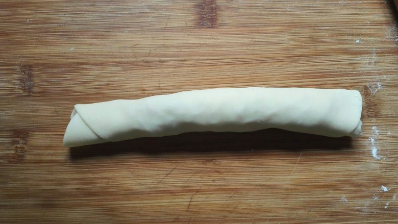 萝卜丝饼,卷成长条状。
