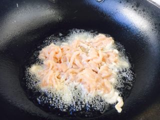#一碗面条# 鱼香鸡丝拌面,锅热后放油，油温六、七成热时放入鸡丝。