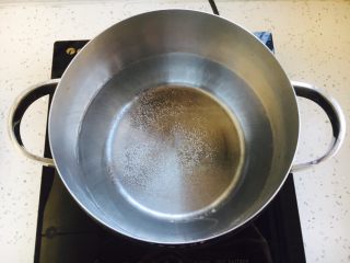 #一碗面条# 鱼香鸡丝拌面,锅里放大量的水，把水煮开。