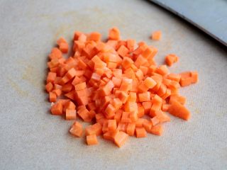 杂蔬丸子饭团,胡萝卜去皮，洗净切成小丁；