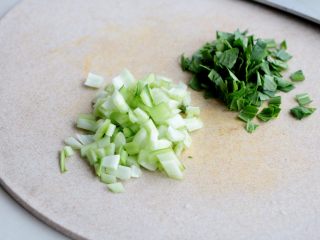 杂蔬丸子饭团,青菜清水泡几分钟后洗净，叶子与青菜帮分开切碎；