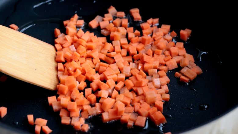 杂蔬丸子饭团,锅内倒入少许色拉油，加热至8分热，加入胡萝卜翻炒；