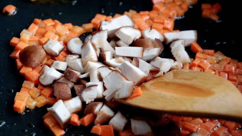 杂蔬丸子饭团,加入香菇翻炒至变色；